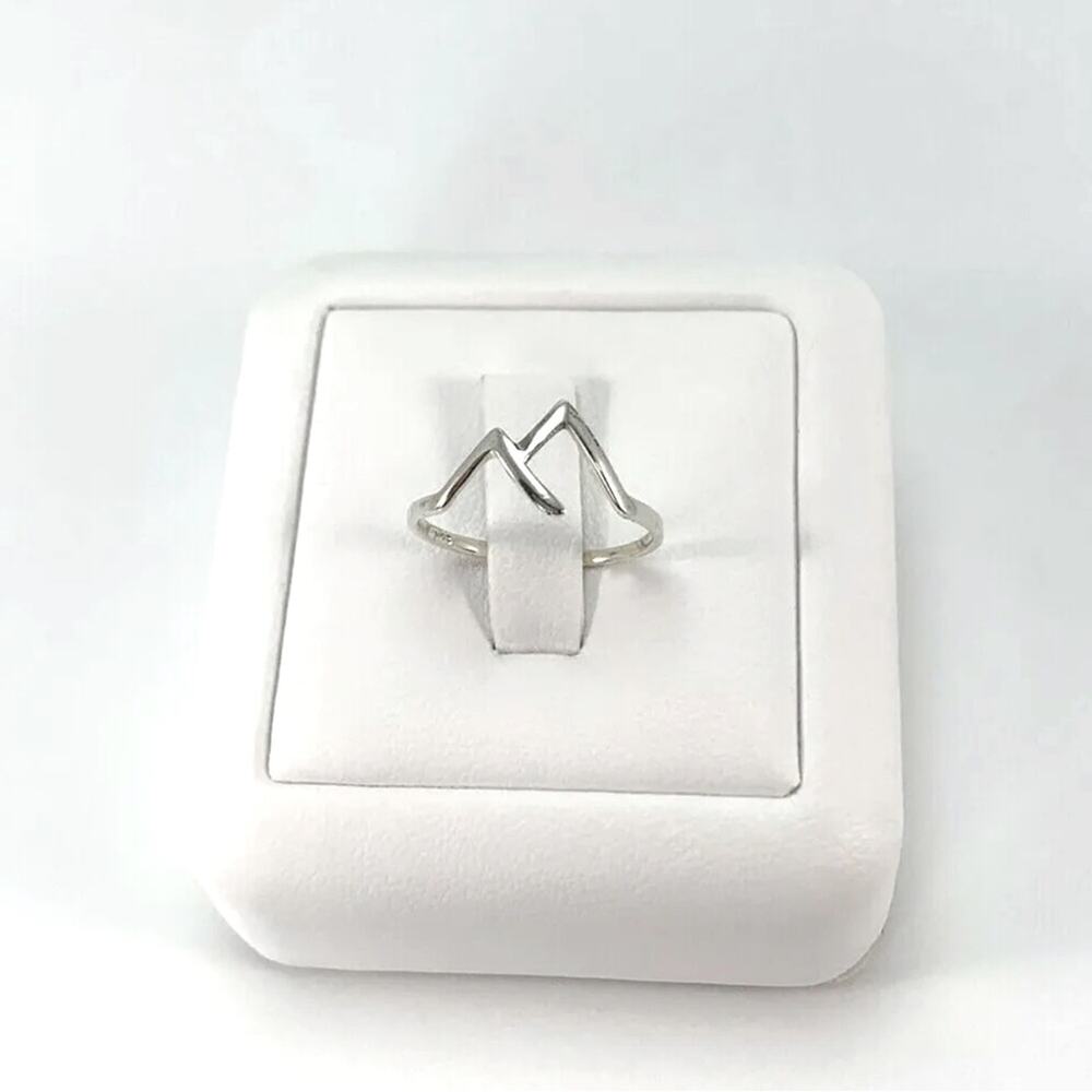 Beautiful solid 925 Sterling Silver mountain top dainty design ring